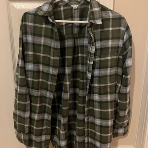 aerie flannel size xs color is dark green, light blue, and white buttons intact